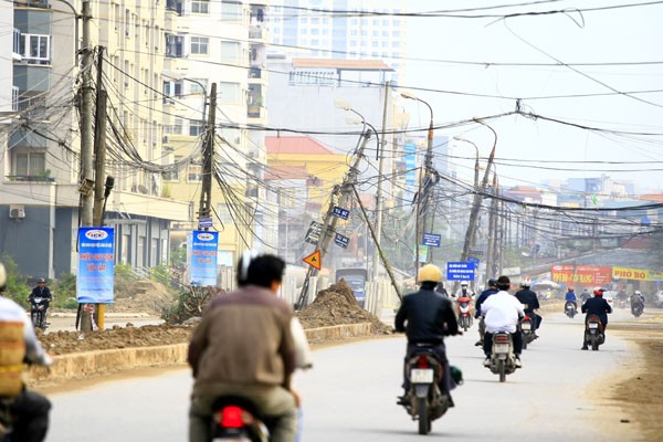 Cả một đoạn phố dài gần 1km có đến mấy chiếc cột điện nghiêng hẳn sang một bên chực đổ sập