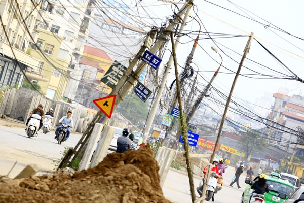 Những chiếc cột điện ở phố Trung Kính mắc võng với dây cáp ngả nghiêng khiến ai đi qua cũng phải phát hoảng