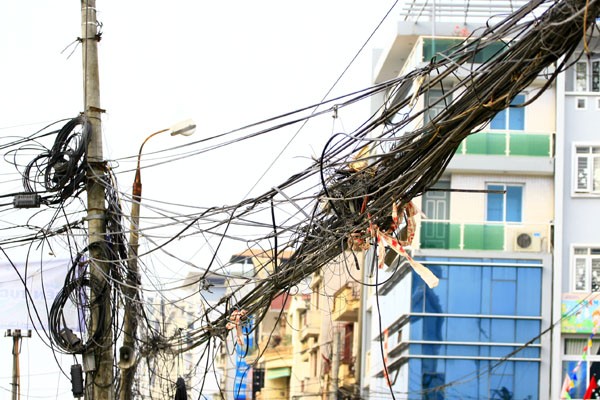 Nặng trĩu những bó dây cáp to đùng vít cột điện