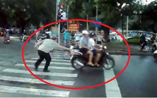 Hình ảnh đáng xấu hổ vể bộ mặt giao thông ở Hà Nội