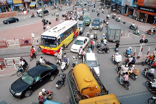 Bịt ngã tư Tháng 4/2009, Sở Giao thông Vận tải Hà Nội đã thí điểm sử dụng dải phân cách cứng bịt các nút giao cắt tại ngã 3, ngã 4, sau đó mở ngã rẽ mới, cách nút giao cắt cũ chừng vài trăm mét. Việc phân luồng này sẽ tập trung vào tổ chức cho các phương tiện được rẽ phải và quay đầu. Sau 6 tháng thí điểm, lãnh đạo thành phố Hà Nội đã thừa nhận kết quả của giải pháp “bịt ngã tư” còn rất nhiều hạn chế và tình trạng ùn tắc chưa giảm, nguy cơ gia tăng tai nạn với người đi bộ. Cuối cùng, giải pháp “bịt ngã tư” lại phải dỡ bỏ.