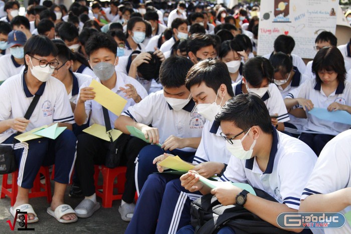 Học sinh trường Trung học phổ thông Vũng Tàu say mê gấp giấy sáng tạo kiểu lồng đèn hình học.