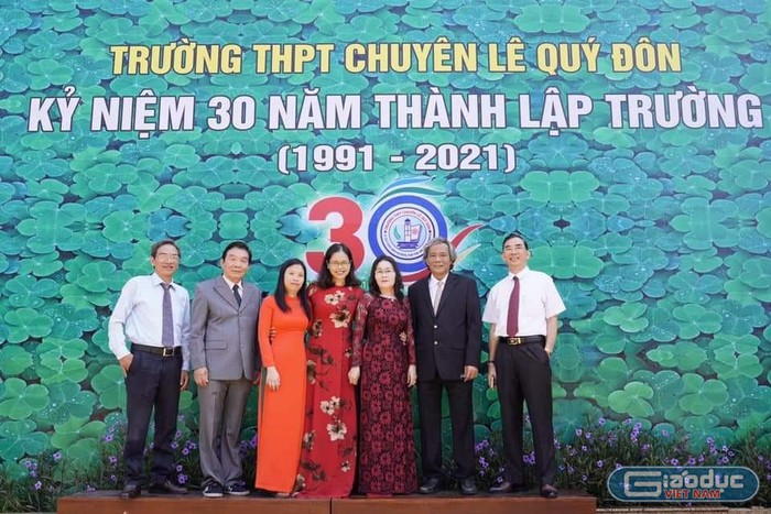Cô Lữ Thị Trà Giang (ở giữa), Hiệu trưởng Trường chuyên Lê Quý Đôn, tỉnh Bà Rịa - Vũng Tàu – Ảnh nhân vật cung cấp