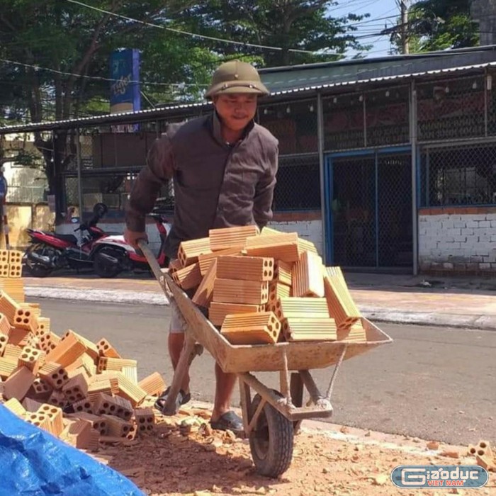 Thầy Phan Thế Hùng, giáo viên, Trường Trung học cơ sở Xuyên Mộc, huyện Xuyên Mộc, tỉnh Bà Rịa - Vũng Tàu. Ảnh Sơn Quang Huyến