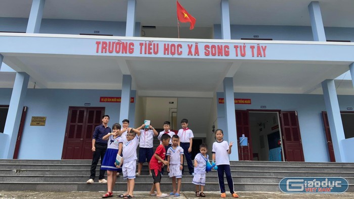 Thầy giáo Nguyễn Hữu Phú, giáo viên Trường Tiểu học xã Song Tử Tây, Trường Sa, tỉnh Khánh Hòa - Ảnh NVCC