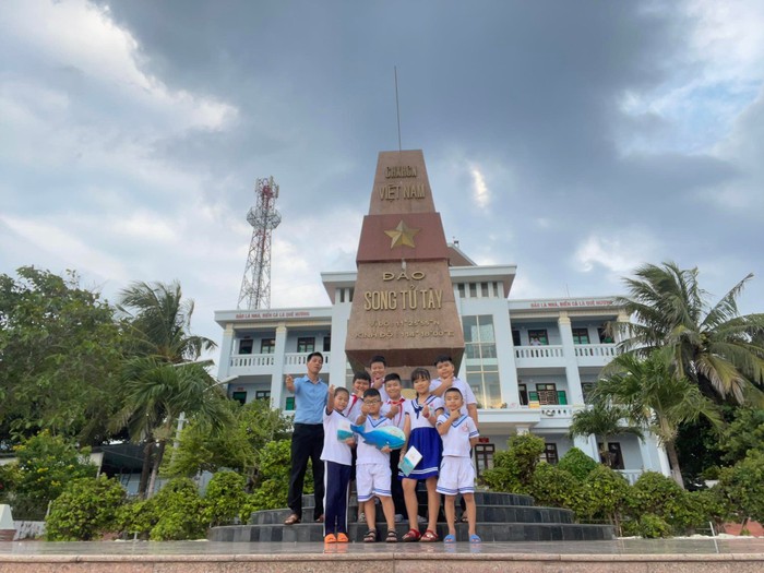 Thầy giáo Nguyễn Hữu Phú, cùng học sinh Trường Tiểu học xã Song Tử Tây, Trường Sa, tỉnh Khánh Hòa - Ảnh NVCC