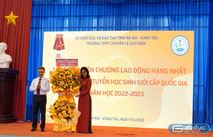 Cô giáo Lữ Thị Trà Giang nhận hoa chúc mừng của Ủy ban nhân dân tỉnh Bà Rịa - Vũng Tàu.