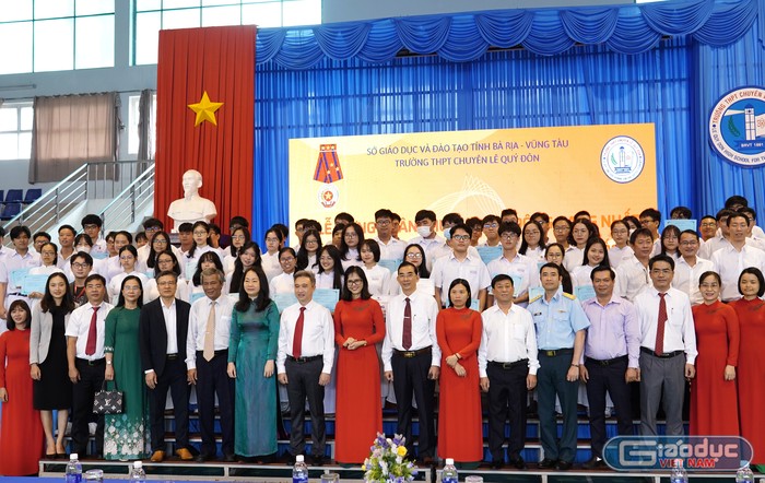 Đội tuyển học sinh giỏi thi Quốc gia Trường Trung học phổ thông Chuyên Lê Quý Đôn chụp hình lưu niệm cùng các đại biểu.