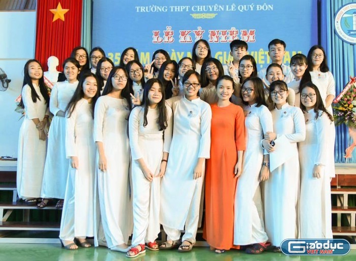 Cô giáo Đỗ Thị Thúy Dương (áo màu cam), giáo viên Ngữ văn Trường Trung học phổ thông chuyên Lê Quý Đôn (tỉnh Bà Rịa - Vũng Tàu).