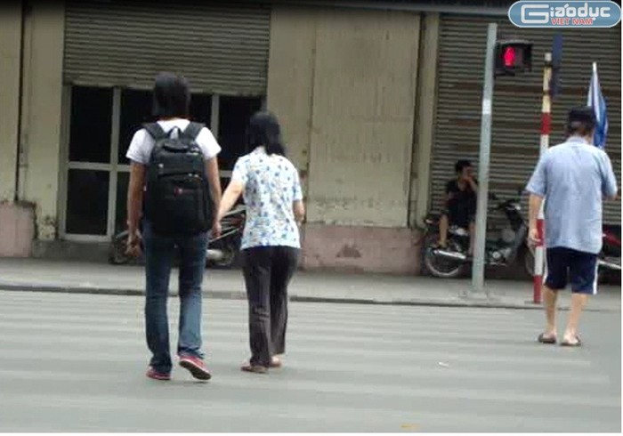 Ông già với chiếc ô trên tay cũng bỏ mặc hai cô gái tự tìm đường đi cho mình khi ông đã sang đường an toàn.