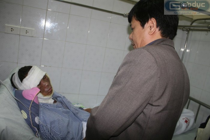 Ông Nguyễn Tiến Hoàng, Phó Chủ tịch UBND huyện Thuận Thành thăm và tặng quà cho các nạn nhân đang nằm điều trị tại viện Bỏng Quốc gia