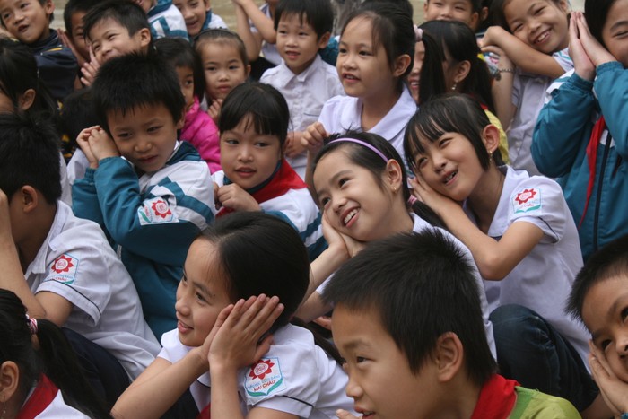 Các em học sinh trường Tiểu học Đồng Bảng (xã Đồng Bảng, Mai Châu, Hòa Bình) hào hứng tham gia trò chơi khởi động bổ ích cùng các thành viên của chương trình.