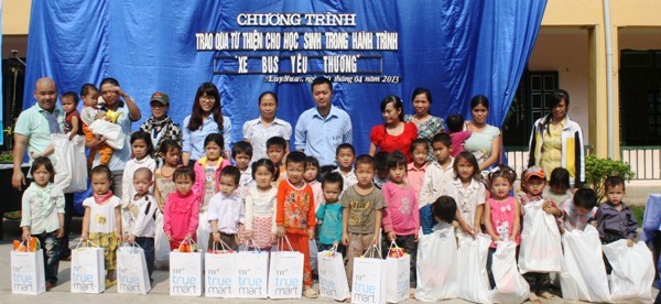 Các em học sinh trường Tiểu học và Mầm non Lay Nưa (Mường Lay, Điện Biên) nhận quà của TH true Milk và Xe Bus yêu thương.