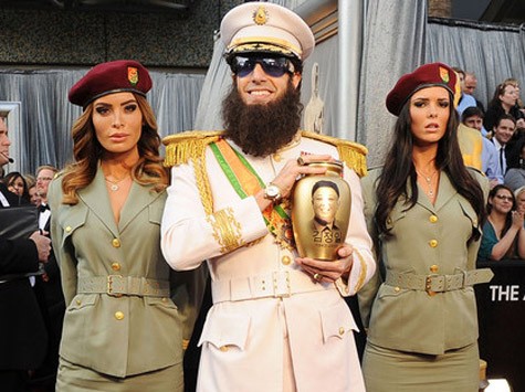Danh hài Sacha Baron Cohen gây sốc khi cải trang thành nhân vật anh thủ vai trong phim "Dictator". Trước đó đã có tin đồn cho rằng, ngôi sao "Bruno" không được tham dự vì mặc trang phục này.