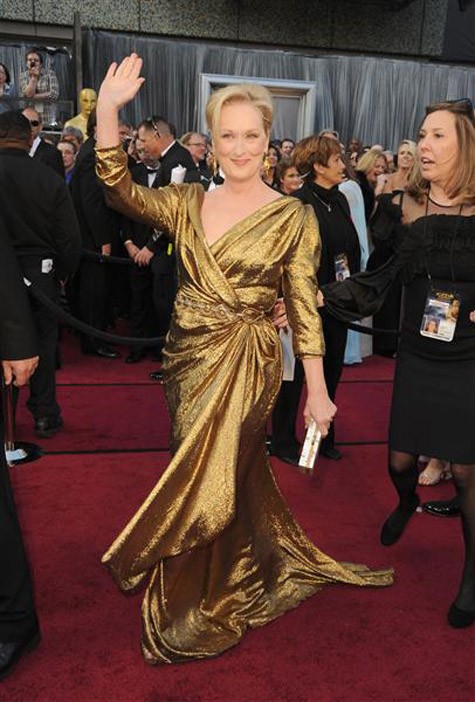 Meryl Streep sang trọng với bộ đầm vàng. Cô đang hy vọng giành tượng vàng Oscar lần thứ 3 ở hạng mục "Nữ diễn viên chính xuất sắc".