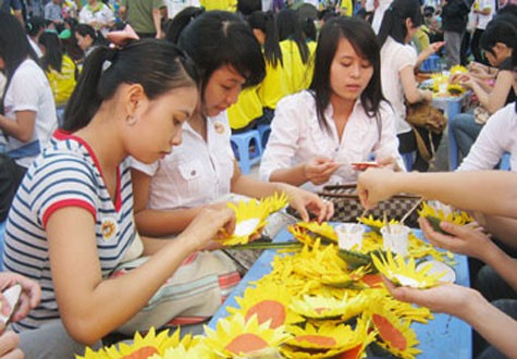 SV TP.HCM tham gia ngày hội Hoa hướng dương năm 2011 tại Nhà văn hóa Thanh niên, quyên góp ủng hộ trẻ em bị bệnh ung thư. Ảnh: K.HUY