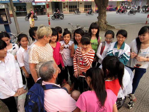 Không chỉ sinh viên, các em học sinh cũng rất hào hứng với việc trò chuyện cùng du khách nước ngoài.