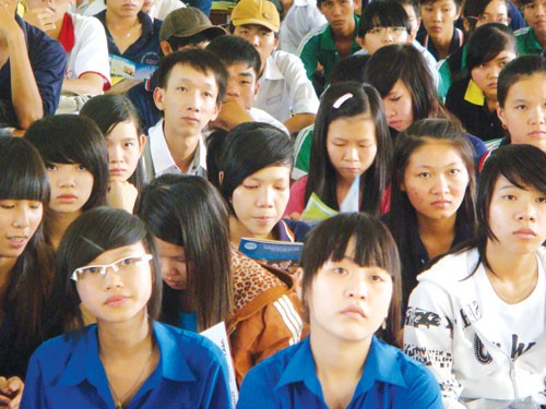 Học sinh tỉnh Bạc Liêu tham gia chương trình Tư vấn mùa thi năm 2012 của Báo Thanh Niên - Ảnh: Q.M.N
