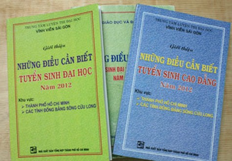 Những quyển sách có nội dung sai lệch được tung ra trong mùa tuyển sinh năm nay