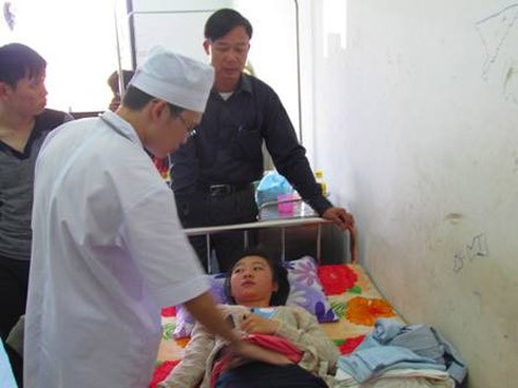 Em Duyên đang điều trị tại Bệnh viện đa khoa Lộc Hà.