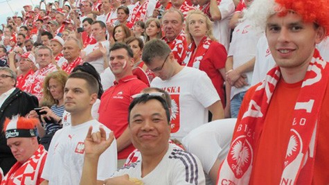 Không khó để gặp CĐV Việt Nam trên các khán đài EURO 2012