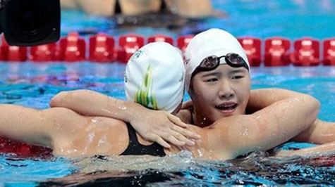 Alicia Coutts chúc mừng Ye Shiwen sau khi cô đoạt HCV 200m hỗn hợp cá nhân nữ kèm kỷ lục Olympic - Ảnh: Getty Images