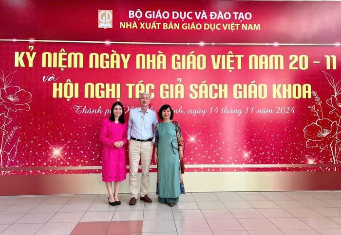 Cô Nguyễn Thị Hồng Nam (bên phải) và thầy Nguyễn Thành Thi (chính giữa) - đồng chủ biên sách giáo khoa môn Ngữ Văn trung học cơ sở bộ Chân trời sáng tạo. Ảnh: NVCC z6081988470424_3cd1afafd44d177ed26e9b80fbbb4d40.jpg