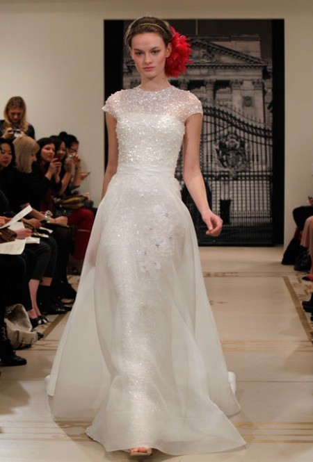 Chiếc váy đính đá lấp lánh trong BST Mùa Xuân 2012 của Reem Acra. Với những hat sequin lấp lánh sẽ mang lại vẻ đẹp hoàn hảo cho cô dâu trong ngày trọng đại của mình.