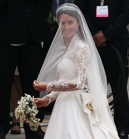 Kate Middleton diện chiếc váy cưới tuyệt đẹp của nhà thiết kế Sarah Burton, hãng Alexander McQueen trong hôn lễ hoàng gia Anh. Dù đám cưới đã qua lâu, nhưng chiếc váy của Kate vẫn được nhắc đi nhắc lại rất nhiều lần, bởi thiết kế đẹp mắt, với sự kết hợp chất liệu ren phần cổ và tay.