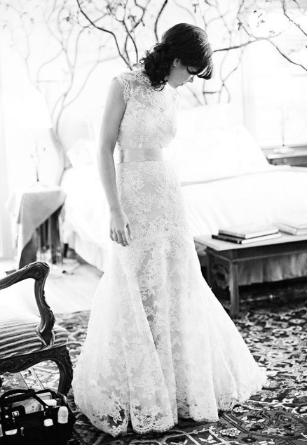 Chiếc váy cưới được sử dụng hoàn toàn chất liệu ren đẹp như câu chuyện cổ tích đúng như tên của hãng Your Fairytale Wedding.