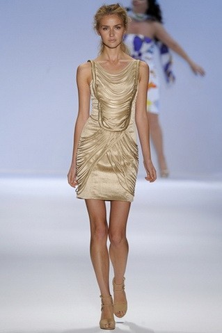 Không chỉ bùng nổ trong mùa xuân hè 2011, xu hướng màu ánh kim sẽ vẫn tiếp tục thống lĩnh các sàn diễn thời trang trong mùa xuân hè 2012.