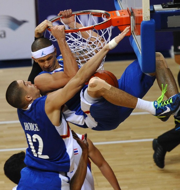 Christopher Allan Ellis (phải) của Phillipines và Cliford Marion Hodge bám vào thành rổ sau khi thực hiện cú slam dunk trong trận đấu với Thái Lan. Philippines thắng 103-69.