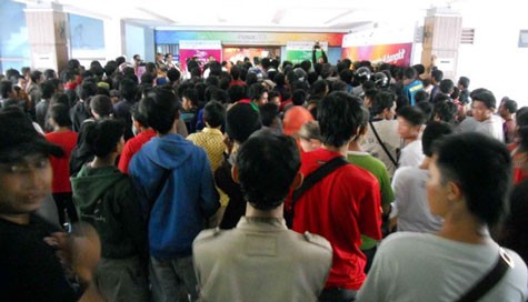 Cảnh các CĐV Indonesia vây trụ sở BTC SEA Games vì không mua được vé