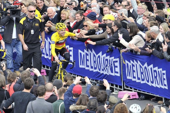 Cua-rơ Cadel Evans (Australia) đón nhận sự chúc mừng của người hâm mộ khi trở lại quê nhà Melbourne