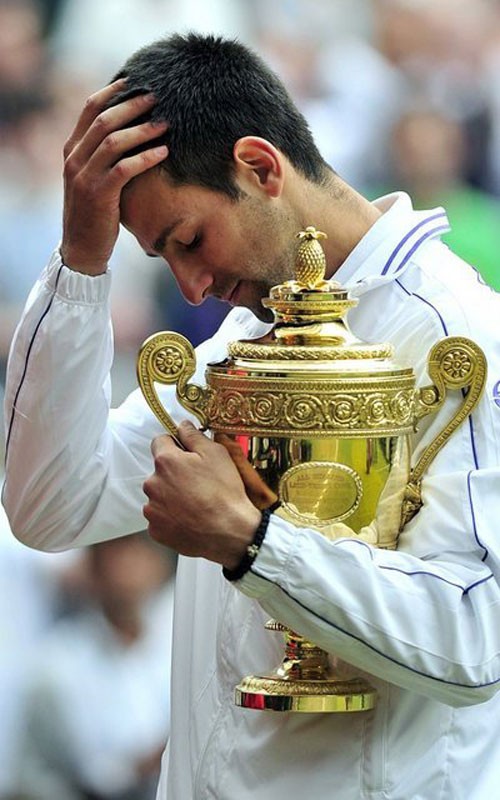 Novak Djokovic ôm chiếc cúp vô địch Wimbledon sau khi đánh bại Rafael Nadal trong trận chung kết