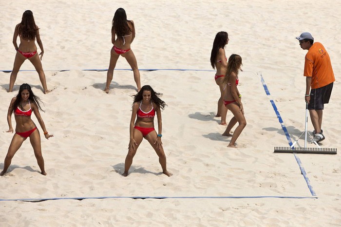 Các nữ cổ động người TBN biểu diễn trong giờ giải lao tại một trận đấu bóng chuyền bãi biển ở Bắc Kinh, Trung Quốc