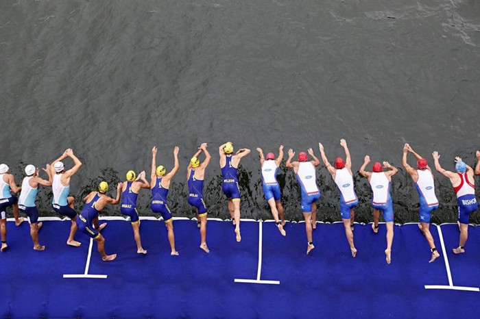 Các VĐV nhảy xuống nước để mở đầu cho cuộc tranh tài ba môn phối hợp diễn ra tại Paris