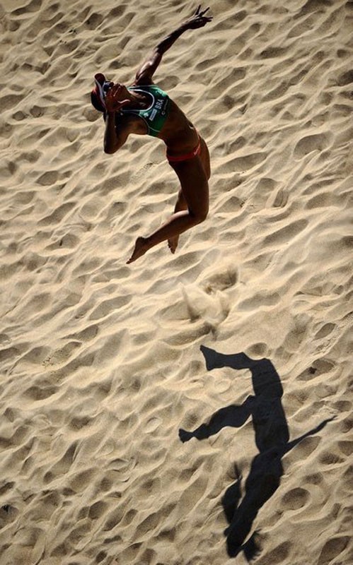 Larissa Franca của đội bóng chuyền bãi biển nữ Brazil nhảy lên thực hiện cú giao bóng trong trận bán kết giải VĐTG với CH Czech
