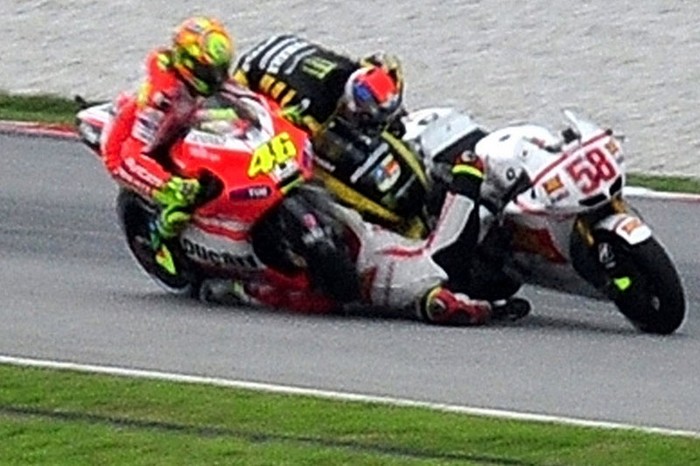 Vụ tai nạn gây thiệt mạng cho tay đua Marco Simoncelli tại cuộc đua Italia Grand Prix. Valentino Rossi (trái) và Colin Edwards không kịp tránh thân người của Marco