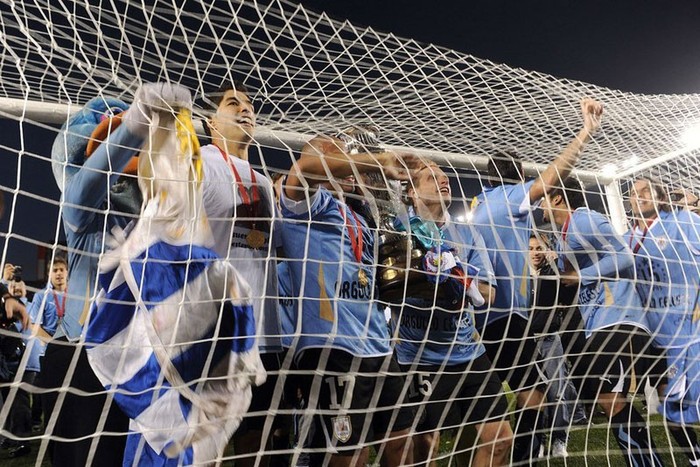 Các cầu thủ Uruguay ăn mừng chức vô địch Copa America 2011