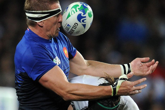 Imanol Haronordoquy (Pháp) bị bóng đập vào mũi trong trận tứ kết giải VĐTG môn Rugby trước Anh