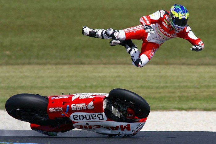 Damien Cudlin của đội đua Ducati bị ngã trong cuộc đua Australia Grand Prix