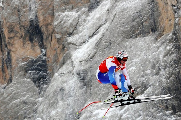 VĐV trượt tuyết Feuz thực hiện một cú trượt bất thành trong một buổi tập ở Thụy Sĩ