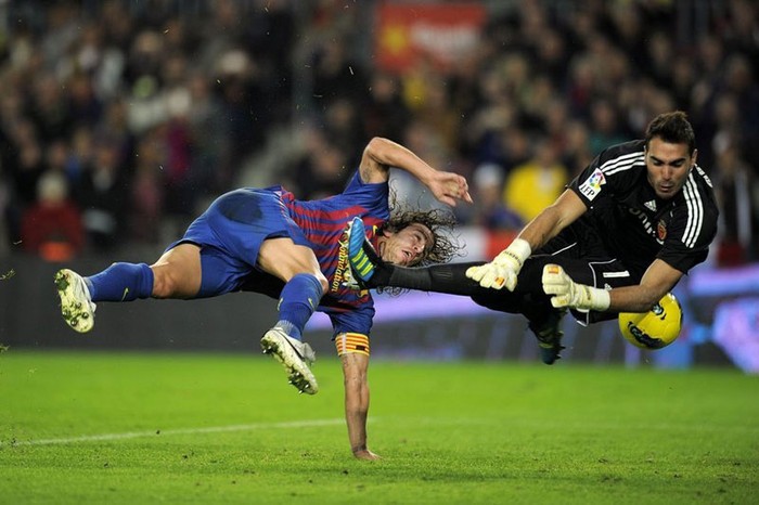 Carles Puyol (Barcelona) cố gắng ghi bàn trước mũi giày của thủ môn Roberto (Real Zaragoza)