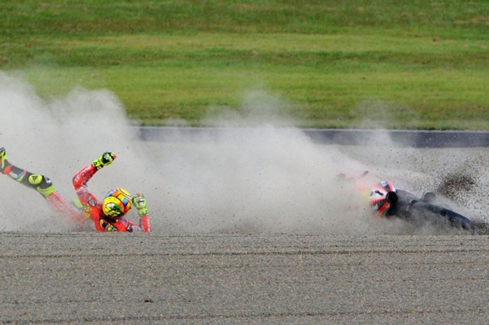 Valentino Rossi của đội đua Ducati bị ngã trong lúc tham dự giải Japan GP