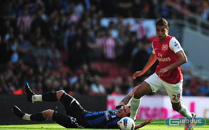 2. Arsenal đang tìm cách liên hệ với Fiorentina để bán tháo chân sút Marouane Chamakh. Kể từ khi gia nhập The Gunners dưới dạng tự do vào tháng 10/2010, Chamakh đã sa sút và giờ chỉ còn được giữ lại phòng khi Arsenal không còn tiền đạo. Phía Fiorentina đã định mượn cầu thủ người Morocco vào tháng 1, tuy bị Arsenal từ chối song họ vừa đưa ra mức giá 6 triệu bảng để Chamakh có thể đến Serie A vào mùa hè tới.