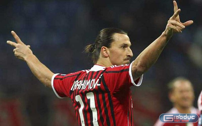 1. AC Milan đã bắt đầu việc đàm phán gia hạn hợp đồng với chân sút chủ lực Zlatan Ibrahimovic. Đại diện của tiền đạo người Thủy Điển đã có cuộc gặp với phó chủ tịch Milan là ông Adriano Galliani vào hôm thứ Năm vừa qua. Dù hợp đồng của Ibra phải tới 2015 mới hết hạn nhưng Milan muốn thưởng cho những đóng góp của anh bằng việc gia hạn thêm 1 năm cùng mới một mức lương cao hơn.