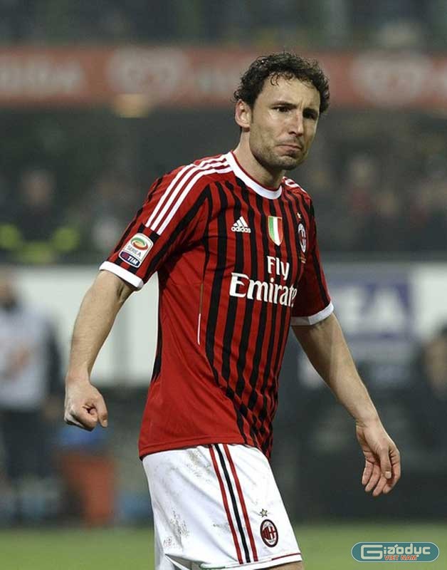 Bên cạnh Ibrahimovic, Mark Van Bommel cũng đang được Milan cân nhắc giữ lại bởi anh sẽ hết hợp đồng với sân San Siro vào cuối mùa bóng. Van Bommel được cho là sẽ trở lại PSV nếu trở thành cầu thủ tự do.