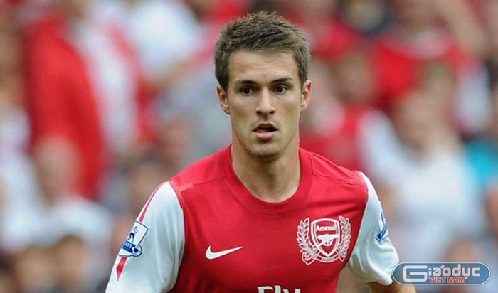 Một trường hợp khác không thể thi đấu là Aaron Ramsey, người bị đau mắt cá chân trong trận thua của Arsenal trước Sunderland tại FA Cup. Ramsey đã được rút tên khỏi danh sách dự trận đấu tưởng niệm Gary Speed của ĐT xứ Wales, nhưng tiến độ hồi phục chậm sẽ khiến tiền vệ 21 tuổi này không chỉ không ra sân trước Liverpool mà còn vắng mặt trong trận đấu với AC Milan sắp tới ở lượt về vòng 1/16 Champions League.