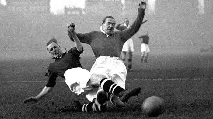 21/11/1931: David Jack của Arsenal (trái) căng người hết cỡ để ngăn cản Tommy Law bên phía Chelsea tiếp cận trái bóng.